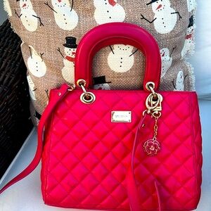 This is a fux St John bag with the gold hardware it’s lightly loved and fabulous